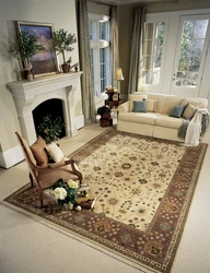 Интерьер гостиной с ковром на полу