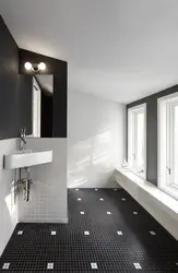 Ванна бөлмесінің фотосуретіндегі ақ және қара плиткалардан жасалған ванна