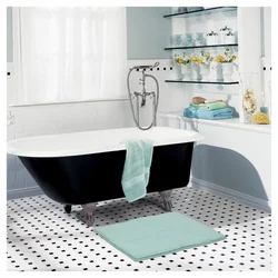 Ванна бөлмесінің фотосуретіндегі ақ және қара плиткалардан жасалған ванна