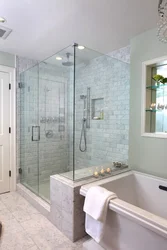Бір мезгілде душ пен ванна бар ванна бөлмесінің дизайны