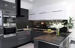 Шэрая кухня з цёмнай стальніцай у інтэр'еры фота