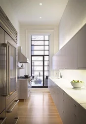 Дизайн узкой кухни с окном на всю стену