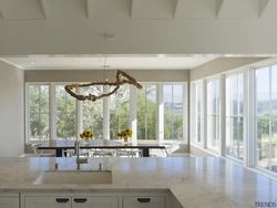 Дизайн кухни с панорамными окнами фото