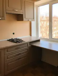 Тарҳи ошхона дар Хрущев бо тиреза ва countertop