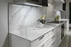 Ошхона сафед бо countertop мармар ва пешдоман дар дохили