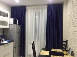 Светло серые шторы на кухне фото
