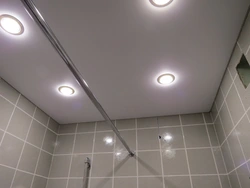Светильники в натяжном потолке в ванной фото