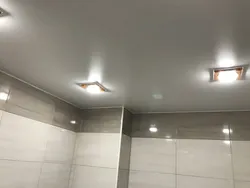 Vanna otağı fotoşəkilində asma tavanda lampalar