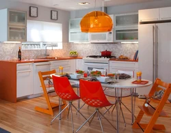 Оранжевая стена в интерьере кухни