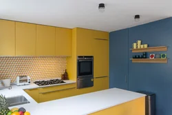 Жоўты блакітны інтэр'ер кухні