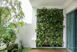 Стена из цветов в интерьере квартиры