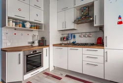 Смотреть фото кухонных гарнитуров для маленькой кухни