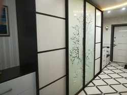 Quraşdırılmış qarderoblar fotoşəkil uzun koridor