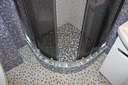 Душ мозаикасы бар ванна бөлмесінің дизайны