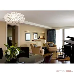 Современные светильники в интерьере гостиной