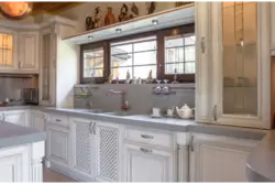Классическая кухня с окном фото