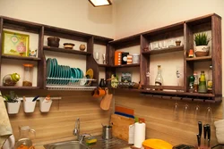 Навесные полки и шкафы в интерьере кухни