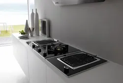 Белая варочная панель в интерьере кухни