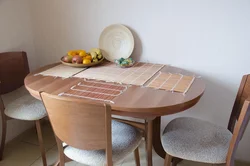 Авальны стол для кухні фота дызайн