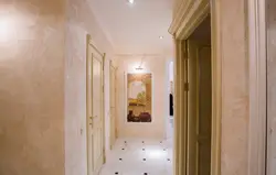 Daxili foto koridorda gips kimi divar kağızı