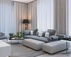 Дизайн гостиной с серым диваном и шторами