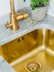 Mətbəx interyerində qızıl lavabo