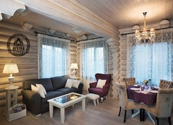 Интерьер гостиной деревянного дома в светлых тонах
