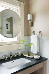 Vannaning qarshisidagi hammom dizayni lavabo