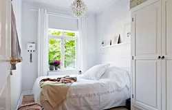 Дизайн большой спальни с одним окном