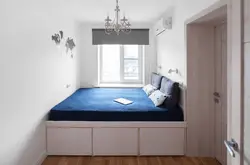 Дызайн вялікай спальні з адным акном