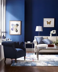 Синие стены в интерьере гостиной