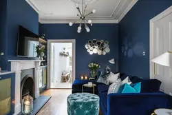 Синие стены в интерьере гостиной