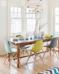 Интерьеры кухонь с красивыми стульями