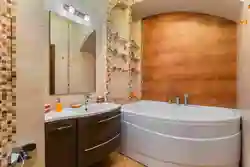 Дызайн ваннага пакоя з кутняй ваннай з акном