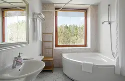 Дизайн ванной комнаты с угловой ванной с окном