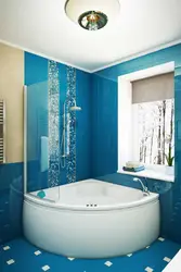 Терезесі бар бұрыштық ваннасы бар ванна бөлмесінің дизайны