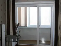 Қонақ бөлмесіндегі балкон есігі пәтердегі фотосурет