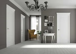 Дизайн квартиры с белым полом и белыми дверями