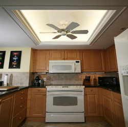 Фото кухонного потолка для маленькой кухни