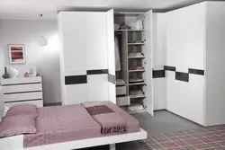 Дызайн інтэр'ер спальні з кутняй шафай