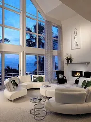 Дизайн гостиной комнаты с большими окнами