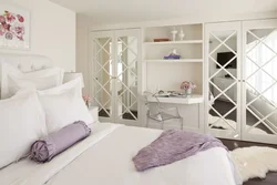 Дызайн спальні з люстраной шафай