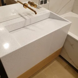 Раковина в столешнице из камня в ванной фото