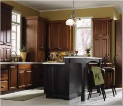 Интерьер кухни с коричневой мебелью