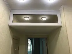 Zamonaviy uslubdagi fotosuratda koridorda mezzanine