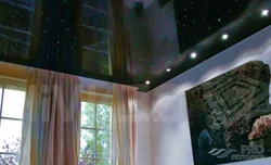 Интерьер спальни с черным глянцевым потолком