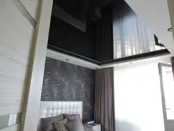 Интерьер спальни с черным глянцевым потолком