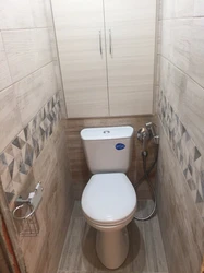 Boruları olan bir mənzildə tualet dizaynı