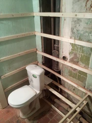 Туалет дызайн у кватэры з трубамі