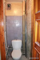 Boruları olan bir mənzildə tualet dizaynı